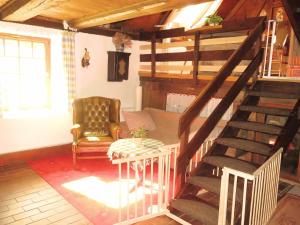 ザンクト・ゲオルゲン・イム・シュバルツヴァルトにあるHoliday home with terrace in the Black Forestのリビングルーム(階段、ソファ、テーブル付)