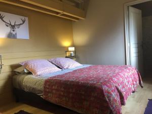 サン・シプリアンにあるComfy holiday home in Saint Cyprien with terraceのベッドルーム1室(鹿の絵が描かれたベッド1台付)