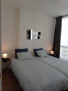 Ein Bett oder Betten in einem Zimmer der Unterkunft GMC Turistics - Paseo Marítimo Estepona