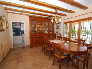 comedor con mesa de madera y sillas en Belvilla by OYO Villa Can Boira, en Santa Cristina d'Aro