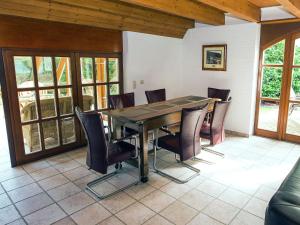 comedor con mesa y sillas en Exclusive holiday home in Uelsen with conservatory, en Uelsen
