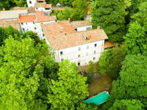 widok z powietrza na dom w lesie w obiekcie Belvilla by OYO l Antica Casa w mieście San Marcello Pistoiese