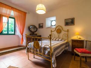 sypialnia z łóżkiem, krzesłem i oknem w obiekcie Belvilla by OYO l Antica Casa w mieście San Marcello Pistoiese