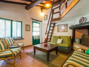 Ruang duduk di Holiday Home in Migliorini with Pool & Nature +24 gambar