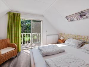 1 dormitorio con 1 cama, 1 silla y 1 ventana en Cozy vacation home with a private garden, en Mantinge