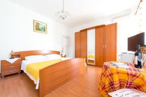 una camera con letto, cassettiera e TV di AVA Studio apartment and Room a Dubrovnik