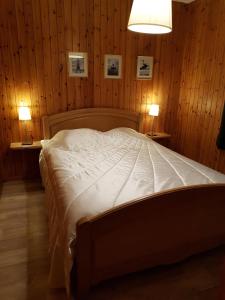 Un pat sau paturi într-o cameră la Chalet Malmedy