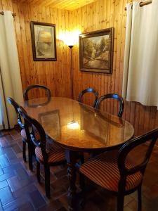 uma sala de jantar com mesa e cadeiras em Chalet Malmedy em Malmedy