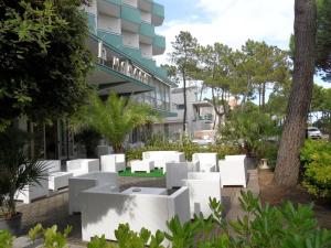 Zahrada ubytování Hotel Monaco - parcheggio incluso e piscina - min 2 gg