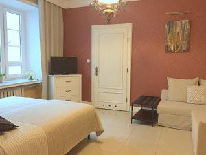 Televízia a/alebo spoločenská miestnosť v ubytovaní Poznańska Street Apartment