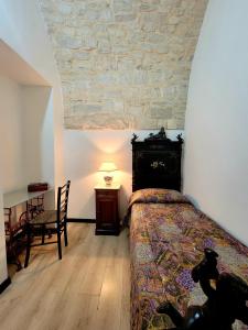 Giường trong phòng chung tại GIOVINAZZO HISTORIC APULIA old town stone house with private patio +29 ảnh