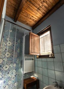 y baño con ducha y lavamanos. en Castello di Petecciano B&B, en Mosciano SantʼAngelo