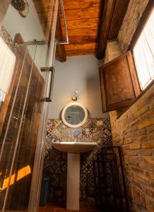 y baño con lavabo y espejo. en Castello di Petecciano B&B, en Mosciano SantʼAngelo