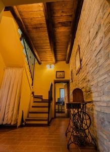 un pasillo con escaleras y una pared de piedra en Castello di Petecciano B&B, en Mosciano SantʼAngelo