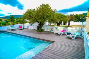 une terrasse avec des chaises et une piscine dans l'établissement Villa con PISTA DE PADEL privada, piscina y Barbacoa, con más de 1800m2 de terreno, Villa Can Ramón, à Papiolet