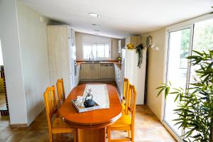 Fotografia z galérie ubytovania Villa con PISTA DE PADEL privada, piscina y Barbacoa, con más de 1800m2 de terreno, Villa Can Ramón v destinácii Papiolet