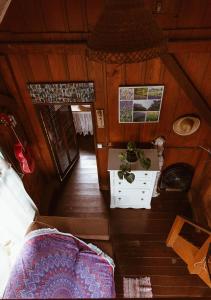 uma vista sobre um quarto com uma cama e uma mesa em Chalé Sol com hidromassagem em meio a natureza em Piçarras