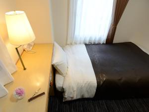 Postel nebo postele na pokoji v ubytování Nagoya Sakae Green Hotel
