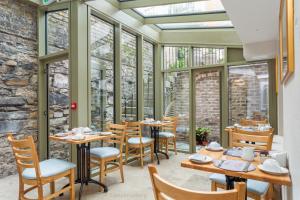 Un restaurant u otro lugar para comer en Gardiner Lodge