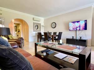 Telewizja i/lub zestaw kina domowego w obiekcie Pool View GOLF FAMILY Ground Floor Terrace with barbecue in Mijas Costa