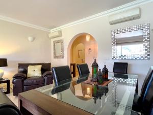 Część wypoczynkowa w obiekcie Pool View GOLF FAMILY Ground Floor Terrace with barbecue in Mijas Costa