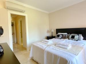 Łóżko lub łóżka w pokoju w obiekcie Pool View GOLF FAMILY Ground Floor Terrace with barbecue in Mijas Costa