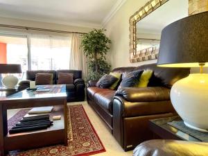 Część wypoczynkowa w obiekcie Pool View GOLF FAMILY Ground Floor Terrace with barbecue in Mijas Costa