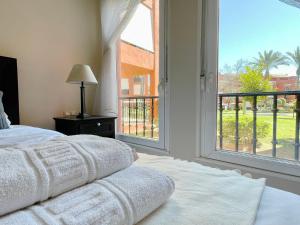 Łóżko lub łóżka w pokoju w obiekcie Pool View GOLF FAMILY Ground Floor Terrace with barbecue in Mijas Costa