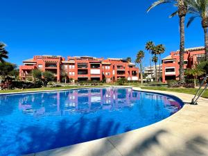 Basen w obiekcie Pool View GOLF FAMILY Ground Floor Terrace with barbecue in Mijas Costa lub w pobliżu