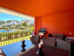 Część wypoczynkowa w obiekcie Pool View GOLF FAMILY Ground Floor Terrace with barbecue in Mijas Costa