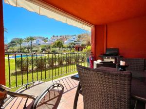patio z balkonem z widokiem na basen w obiekcie Pool View GOLF FAMILY Ground Floor Terrace with barbecue in Mijas Costa w mieście Mijas