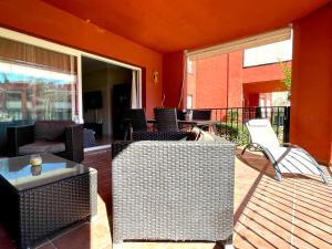 Część wypoczynkowa w obiekcie Pool View GOLF FAMILY Ground Floor Terrace with barbecue in Mijas Costa