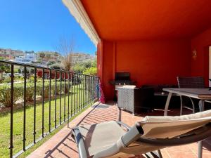 Balkon lub taras w obiekcie Pool View GOLF FAMILY Ground Floor Terrace with barbecue in Mijas Costa