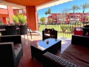 Część wypoczynkowa w obiekcie Pool View GOLF FAMILY Ground Floor Terrace with barbecue in Mijas Costa