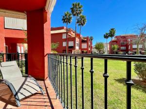 Balkon lub taras w obiekcie Pool View GOLF FAMILY Ground Floor Terrace with barbecue in Mijas Costa