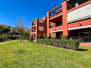 Ogród w obiekcie Pool View GOLF FAMILY Ground Floor Terrace with barbecue in Mijas Costa
