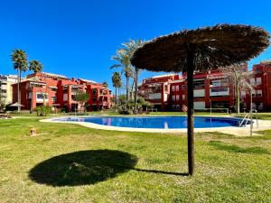 Basen w obiekcie Pool View GOLF FAMILY Ground Floor Terrace with barbecue in Mijas Costa lub w pobliżu