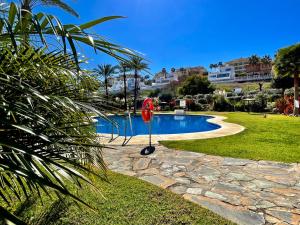 Basen w obiekcie Pool View GOLF FAMILY Ground Floor Terrace with barbecue in Mijas Costa lub w pobliżu