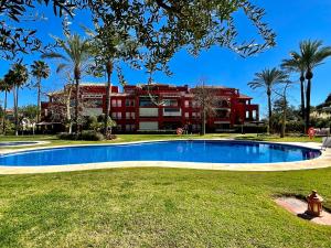 Basen w obiekcie Pool View GOLF FAMILY Ground Floor Terrace with barbecue in Mijas Costa lub w pobliżu