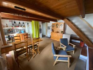 Gordevio的住宿－Rustico la Stalla，厨房以及带桌椅的用餐室。
