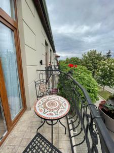 Balkón alebo terasa v ubytovaní Holiday Apartmanház