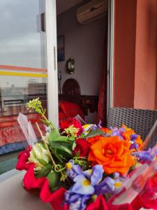 un bouquet de fleurs assis sur une table dans l'établissement Hotel Tachfine, à Marrakech