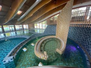 Bazén v ubytovaní Holiday Apartmanház alebo v jeho blízkosti