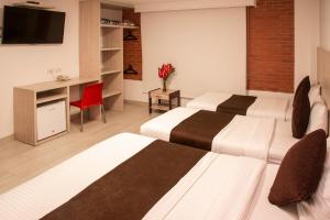 Habitación de hotel con 2 camas y TV en Hotel Bestmark Platino, en Bogotá