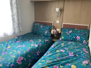 two beds sitting next to each other in a bedroom at Carre Retreat with private hot tub in Felton