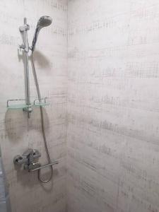 y baño con ducha y cabezal de ducha. en Tbilisi House, en Tiflis