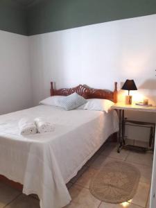 a bedroom with a bed with two towels on it at Casa aconchegante em Guapé, Lago de Furnas. in Guapé