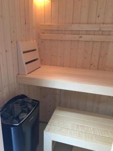 sauna z koszem na śmieci obok kosza na śmieci w obiekcie Nyíl Apartman wellnes w Debreczynie