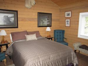 A bed or beds in a room at Six Mile River Resort