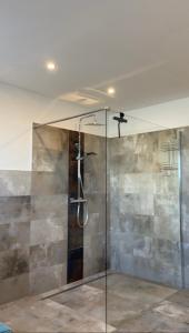 Et badeværelse på Casa de la Paz, Millstatt - geräumige neu ausgestattete FeWo mit Seeblick und Bergpanorama